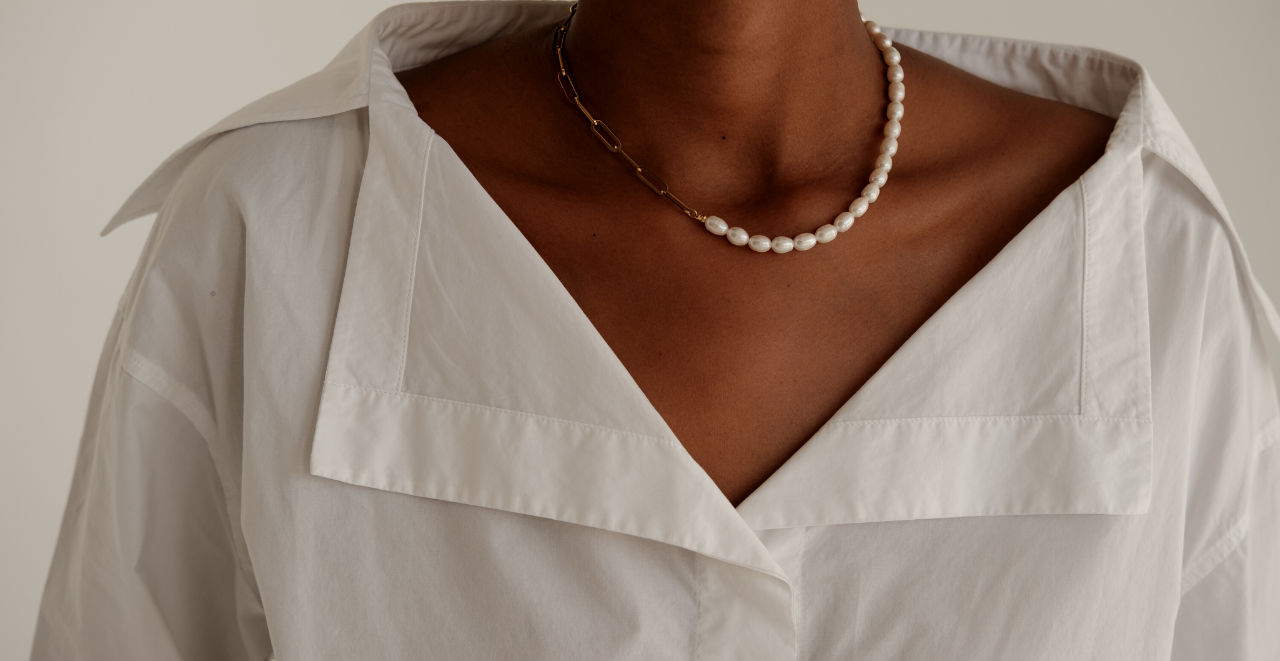 Detalle del cuello de una camisa blanca confeccionada a medida