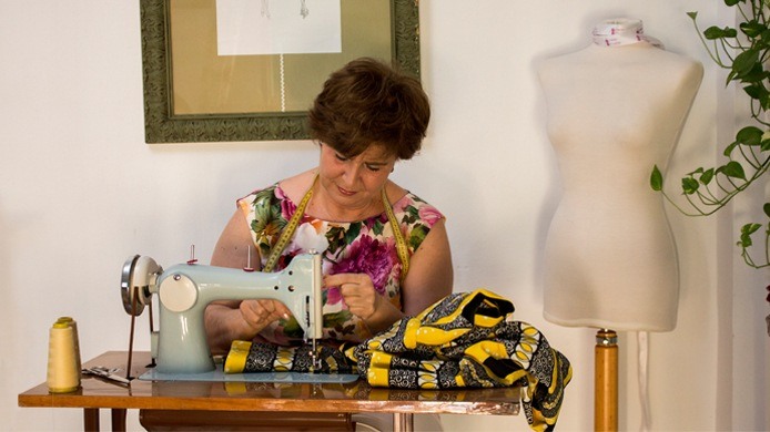 Cosiendo una tela estampada en negro y amarillo